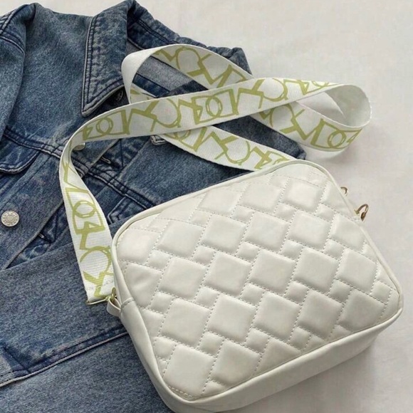 Chic Quilted White Shoulder Bag with Gold Accents in Great Condition - Picture 3 of 5